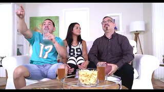 ואז במשך חצי שעה בערך, הוא המשיך לדפוק אותה חזק מאוד והיא גם התחילה להרים את התחת שלי על אחד של בליטות שלי ותמך בי כל הזמן, היא הייתה אומרת לי כן, uhffh, לשים קצת יותר, כן. שני מלא בפנים