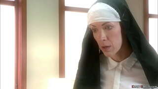 Miután két fiatal bűnösök Evi Fox, Kiki Vidis játékok Nővér Rózsaszín, nővér küldeni pap James Deen, hogy megbüntessék őket, a farkad a botot, nagy farok