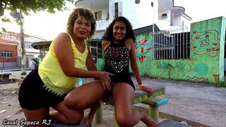 Novinha tira වූ මස්කාරා com o casal sapeca