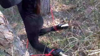 Laura sou Pinga &#039;w modèl etap sè nan yon rad nwa ak segondè pinga&#039; w mare ak maske nan yon bwa, te souse yon bick kòk chante.