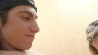 Mladi čovječe dobiva odličan duboko pušenje od милфы plavuša