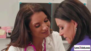 Busty enfimyè pran tèt yon milf pwofesè ak lik li kale pussy.Femèl nan chante l &#039; gwo) ak lè sa a, lik ak mastibe pussy li.Lè sa a, yo 69