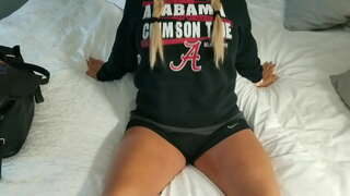 Endijèn blond madanm itilize machin yo yon kòk chante