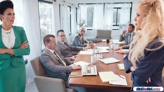 Busty milf գործարար կին գնում է գլուխը գլխին հանդիպման ժամանակ գրատախտակին.Այլ գործարարներ մաքրվել, ինչպես արագ, ինչպես կարող է ։ Վերջապես մոտ милф տեղ կա, եւ նրանք սկսում են համբուրում, եւ լիզում են միմյանց