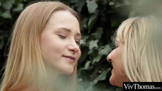 Sexy jèn timoun kopin li manje chak lòt moun pussies mouye