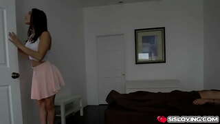 Абелла Дэнджер želi osjetiti kurac svog kompozitni brata u svojoj mokroj pussy