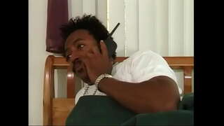 Seksi негритянка s crvenom kosom i velikim sisama čini pušenje, a zatim dobiva u svoj pussy crni kurac u zatvorenom prostoru.